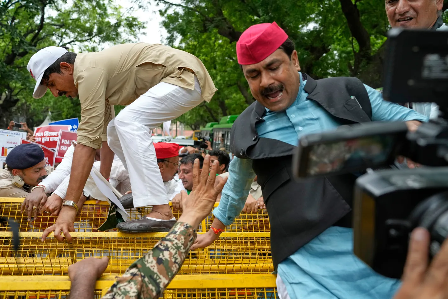 बिहार में सत्तारूढ़ और विपक्षी पार्टी के कार्यकर्ताओं में झड़प, अगले महीने होने वाले हैं चुनाव