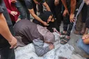 شهداء وجرحى في قصف متواصل للاحتلال على مناطق متفرقة في غزة وسط نزوح آلاف الفلسطينيين