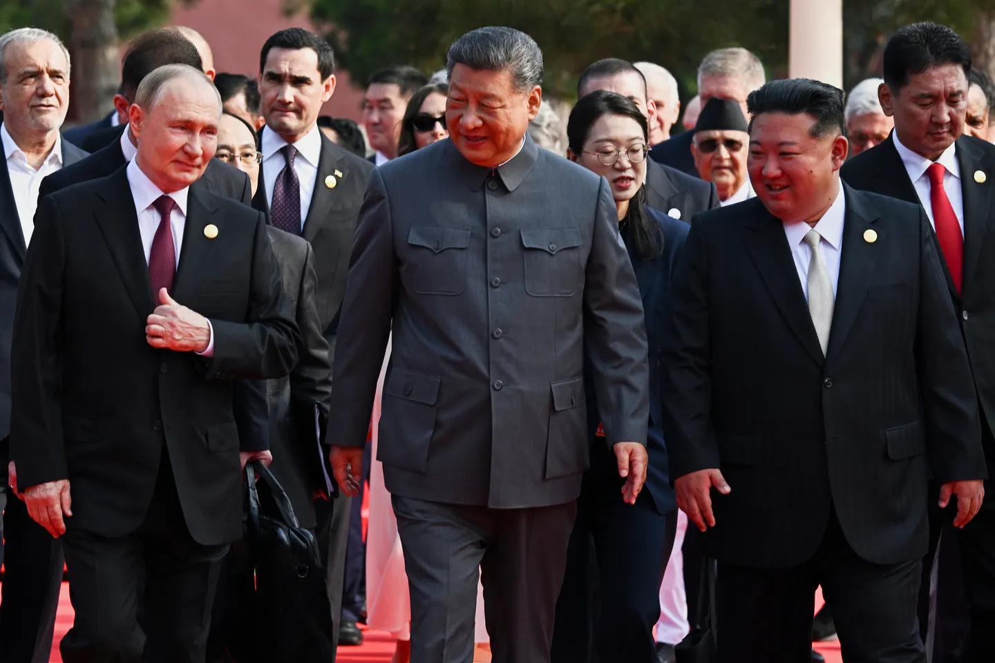 Xi welcomes world leaders in Beijing at China's largest military parade