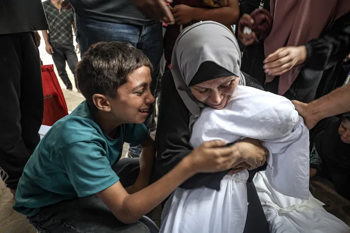 Gaza: le Hamas se dit prêt pour une trêve, Israël poursuit ses frappes meurtrières