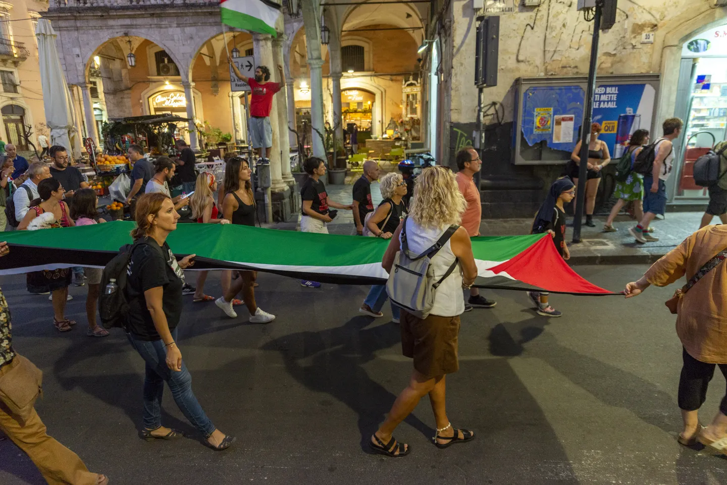 Hiljade ljudi u Italiji marširale u znak podrške Palestini i Globalnoj floti Sumud