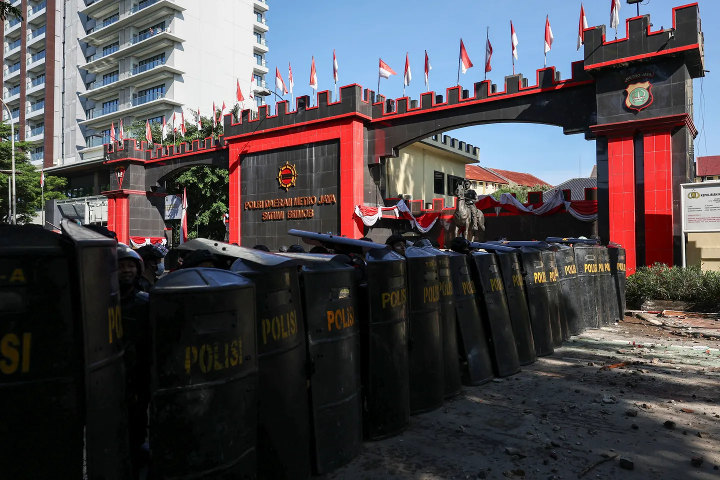 Indonesia berhentikan polisi terkait kematian pengemudi ojek, protes nasional berlanjut