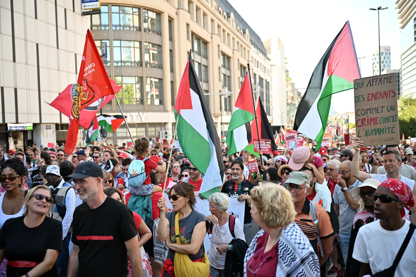 Tienduizenden betogers in Brussel voor Palestina: rode lijn én rode kaart tegen Israël