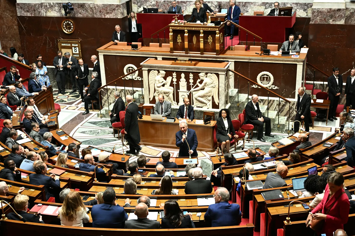 بسبب الدين العام.. البرلمان الفرنسي يصوّت بحجب الثقة عن الحكومة