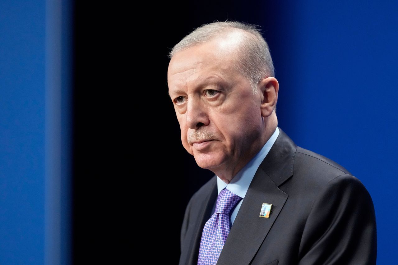 Türkiye's Erdogan holds a phone call with Qatari Emir, condemns attack ...