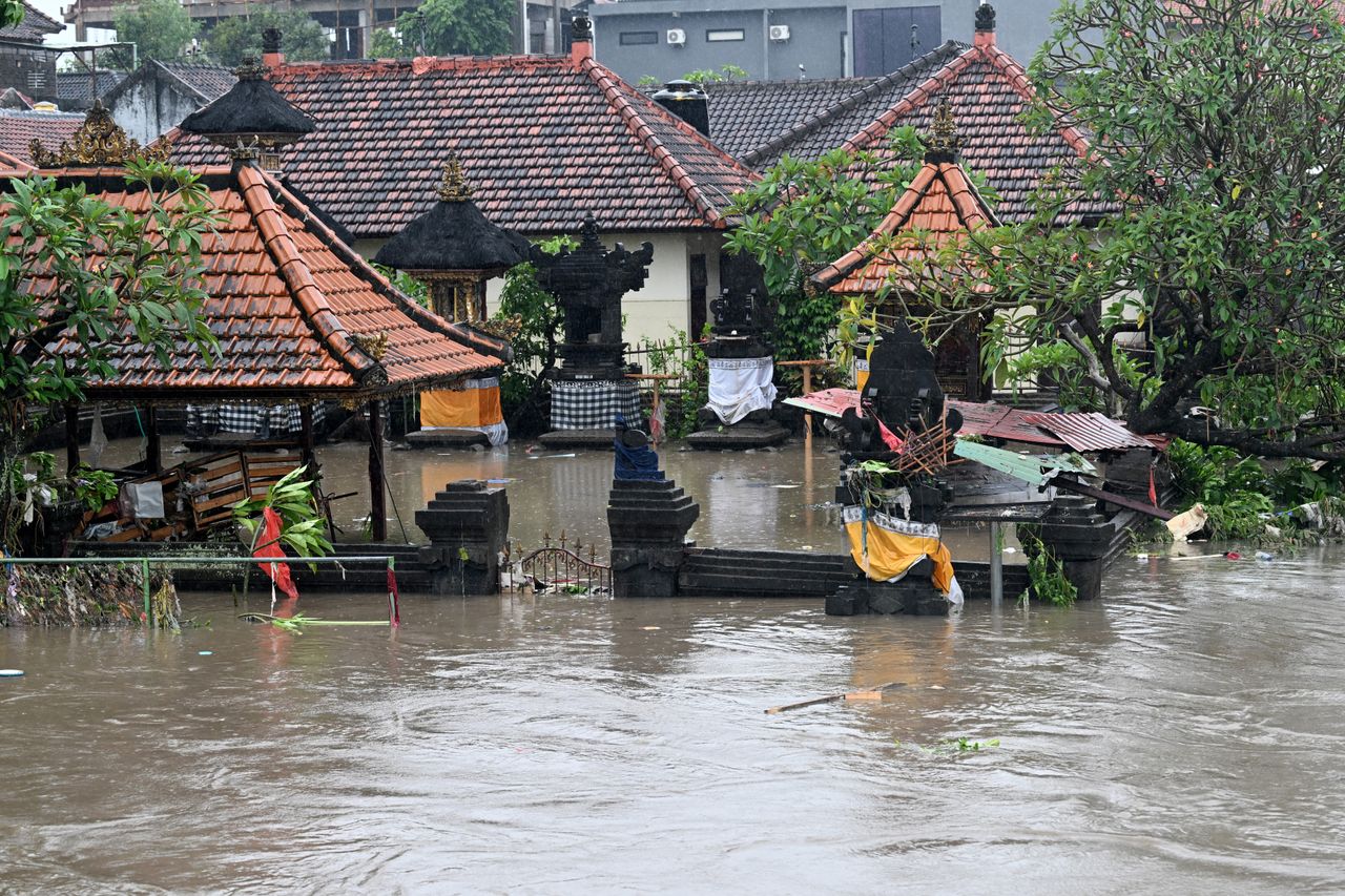Deadly flash floods wreak havoc in Indonesia, inundate Bali - TRT World