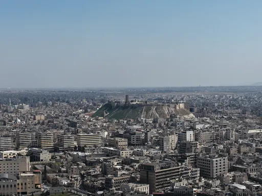 قتيلان و3 مصابين جراء قصف ما يُعرف بـ"قسد" واجهة تنظيم PKK/YPG الإرهابي مناطقَ سكنية شرق حلب