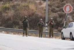 حملة اعتقالات إسرائيلية في الضفة والقدس تطول قادة "فتح" ورئيس بلدية