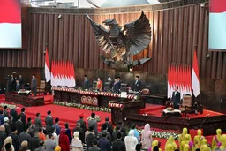 Presiden Indonesia memimpin dalam penanganan krisis, menempatkan loyalis setelah protes
