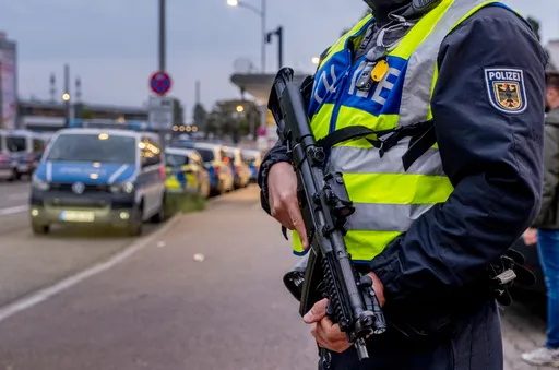 Duitse politie voert inval uit op vermeende extreemrechtse groep vanwege illegale wapens