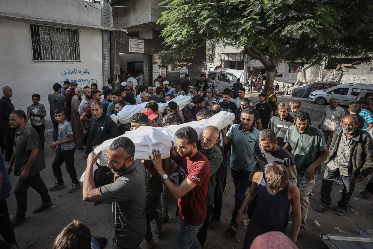 ارتفاع حصيلة الشهداء في غزة والمستشفيات تعلّق الجراحات وسط تفجيرات إسرائيلية مكثفة للأحياء