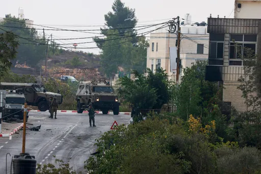 مستوطنون يعتدون على فلسطينيين ويسرقون ممتلكاتهم.. والاحتلال يواصل اقتحاماته ويغلق معبر الكرامة