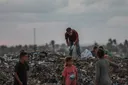 Fëmijët në Gaza mbledhin mbeturina për të mbështetur familjet e tyre