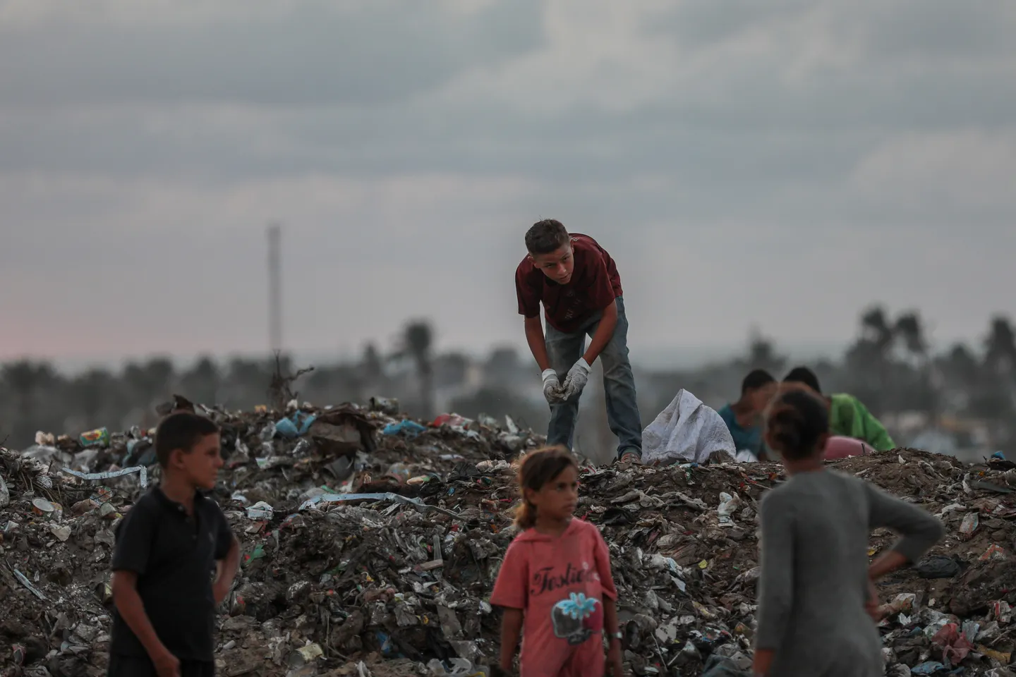 Fëmijët në Gaza mbledhin mbeturina për të mbështetur familjet e tyre