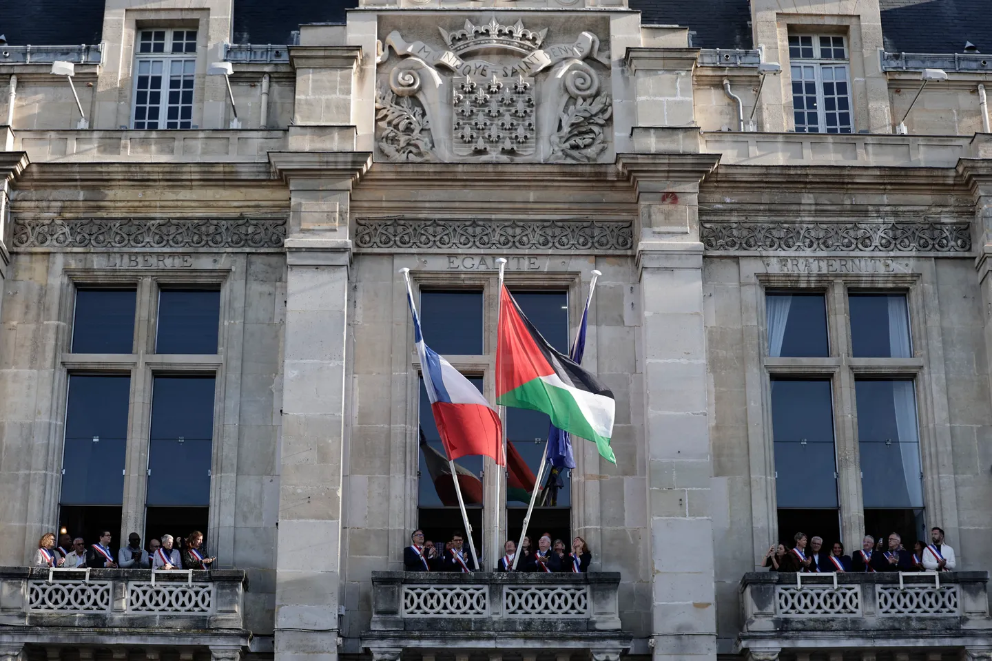 France: plusieurs villes françaises affichent le drapeau palestinien