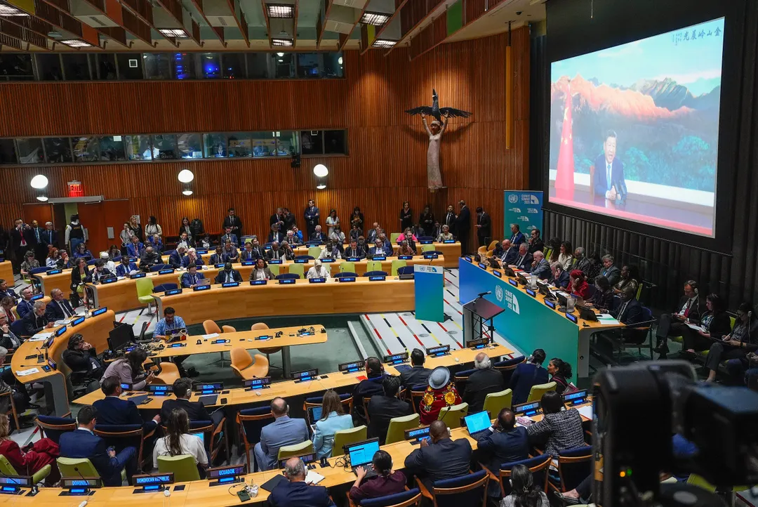 China promise say dem go cut emissions by 7-10% before 2035