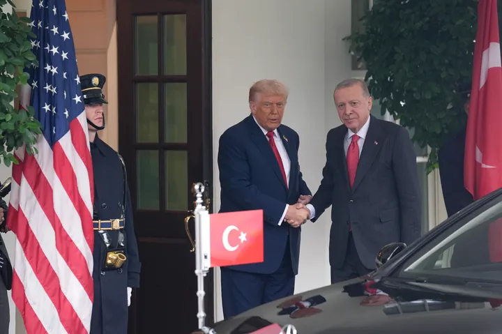 أردوغان وترمب يبحثان العلاقات الثنائية ووقف إطلاق النار بالمنطقة وتحضيرات قمة الناتو في أنقرة