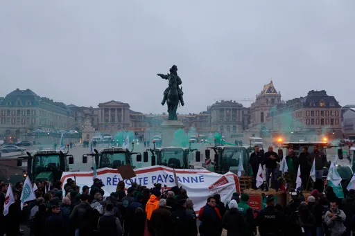 Une centaine d'agriculteurs français devant le château de Versailles
