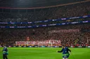 Fans Galatasaray tunjukkan solidaritas dengan Palestina selama pertandingan Liga Champions melawan Liverpool