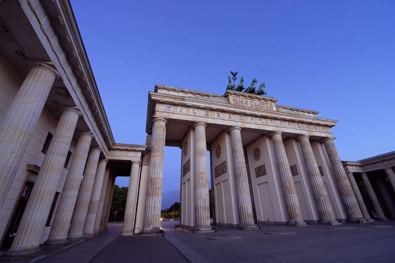 Brandenburger Tor mit Farbe beschmiert - Polizei ermittelt