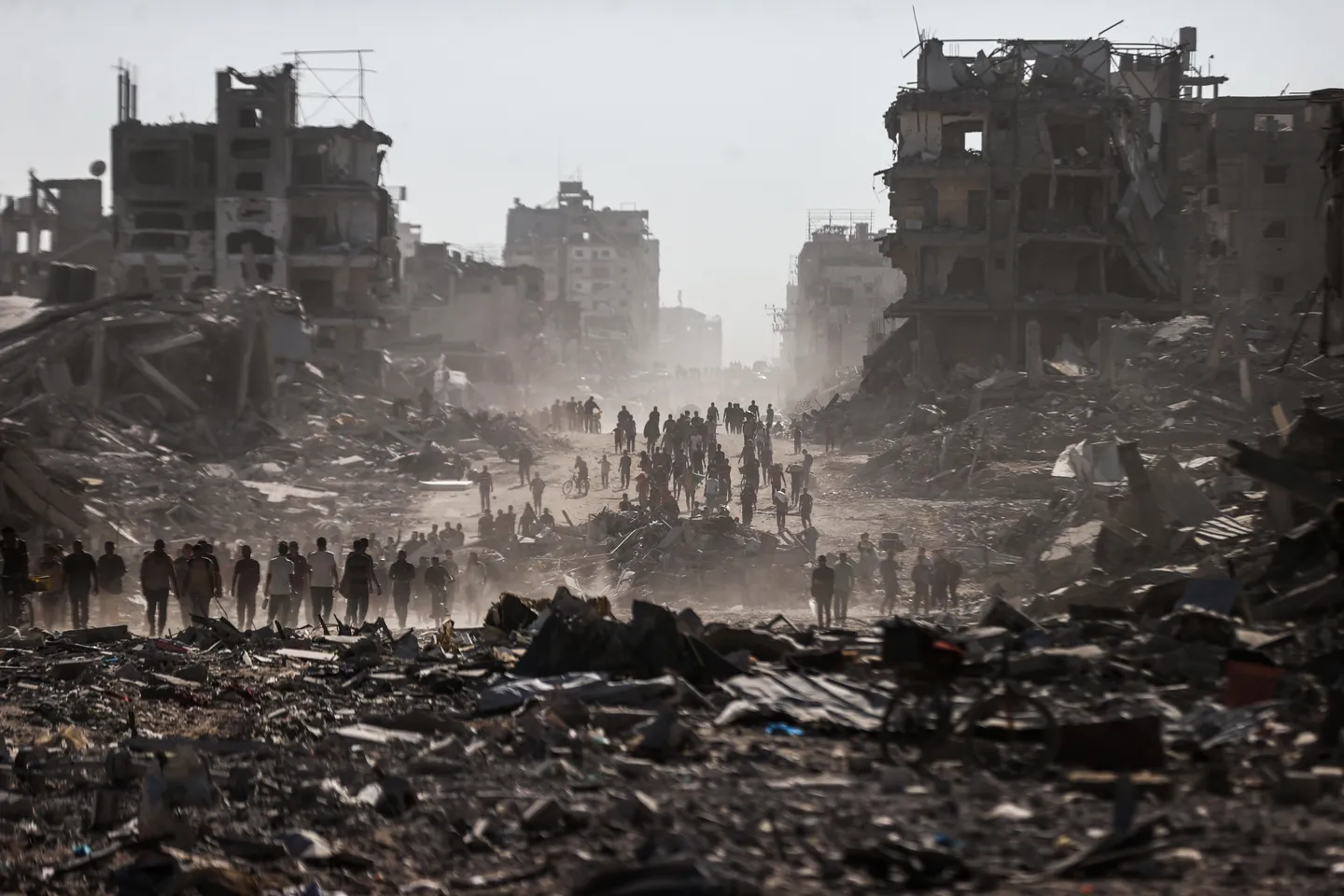Volver entre escombros: 200.000 palestinos van al norte de Gaza mientras Hamás anticipa intercambio