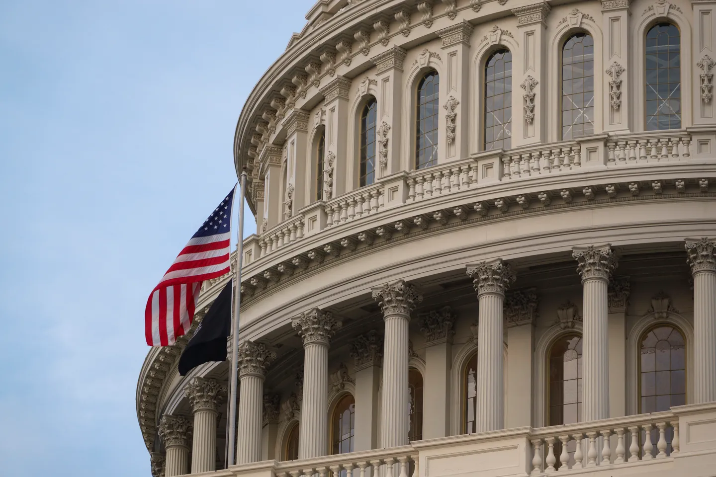 Više od 4.000 federalnih službenika u SAD dobilo obaveštenja o otpuštanju