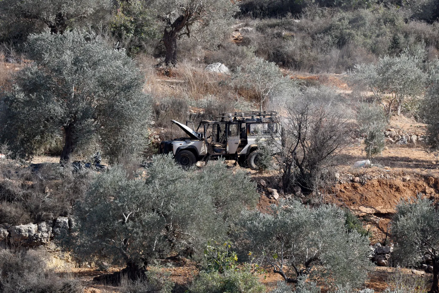 الاحتلال يعتقل فلسطينيين بالضفة ويحذر ذوي أسرى مقرر الإفراج عنهم وسط تواصل انتهاكات المستوطنين