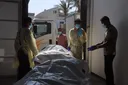 “جثامين تكشف الحقيقة”.. الصحة في غزة: أسرى أُعيدوا مكبّلين وعليهم آثار تعذيب وحروق