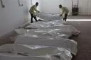 加沙家庭在以色列归还的遗体中寻找亲人