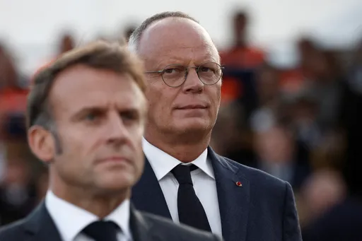 France: un ancien Premier ministre appelle Macron à quitter la présidence