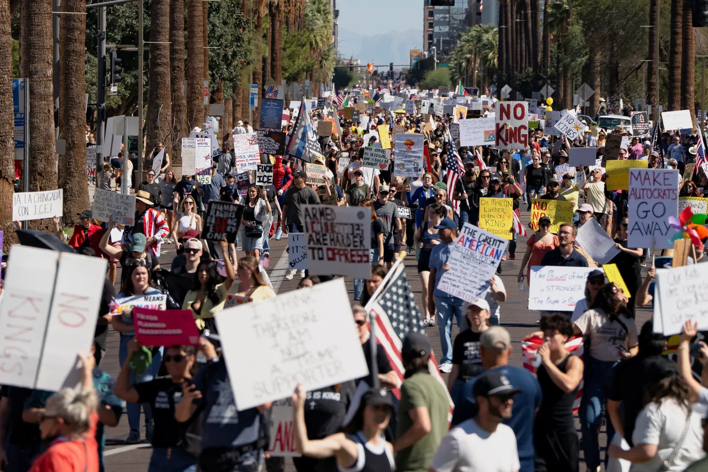 "Non aux rois"... Des millions d'Américains manifestent  contre les politiques de Trump