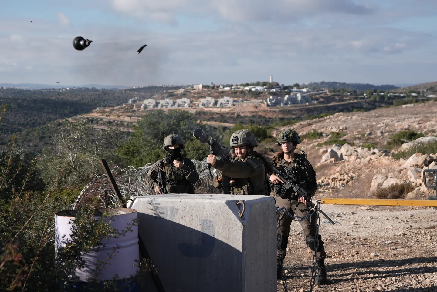 الاحتلال يقتل فلسطينياً في نابلس ويشن اعتقالات واقتحامات بالضفة وهجمات عنيفة للمستوطنين