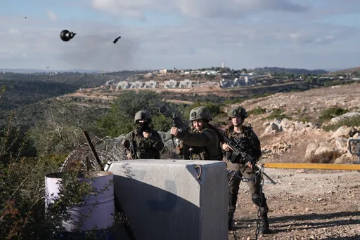 الاحتلال يقتل فلسطينياً في نابلس ويشن اعتقالات واقتحامات بالضفة وهجمات عنيفة للمستوطنين