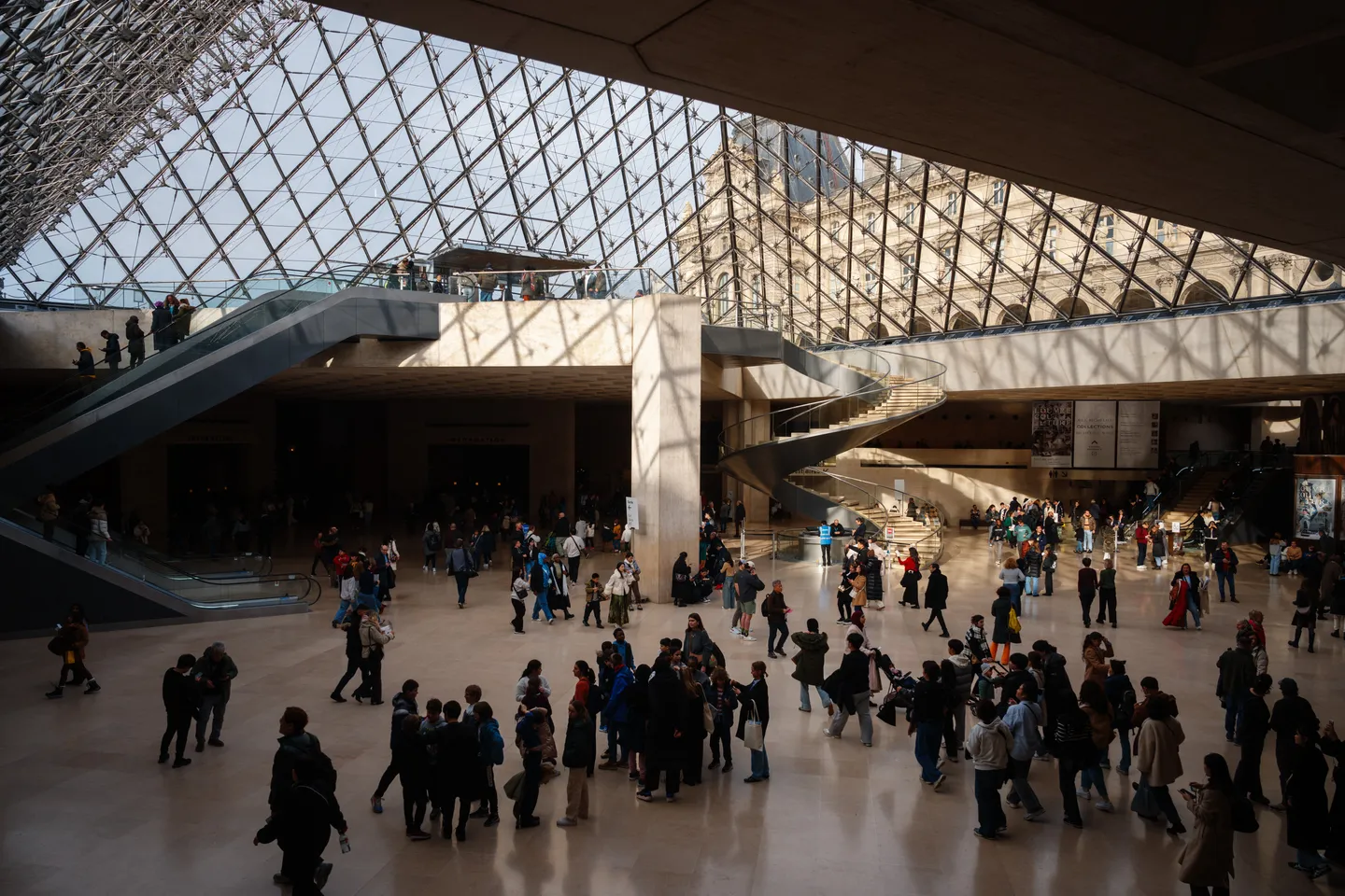 Des bijoux ont été dérobés lors d'un "braquage" au Musée du Louvre en France