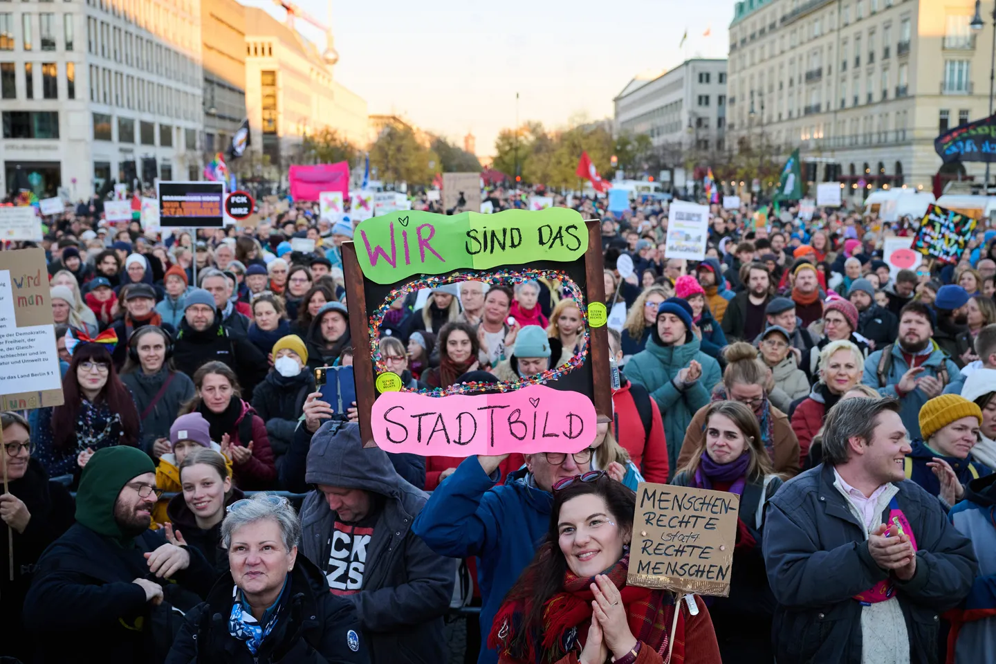 Hunderte Demonstranten in Berlin fordern „Brandmauer hoch!“