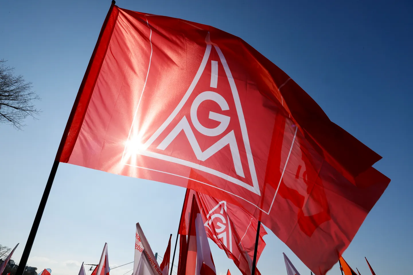 Umfrage: Metall-Betriebsräte bangen um Industrie-Jobs