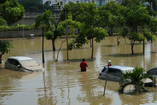 Jakarta terendam banjir setelah hujan deras, ketinggian air capai 1,2 meter
