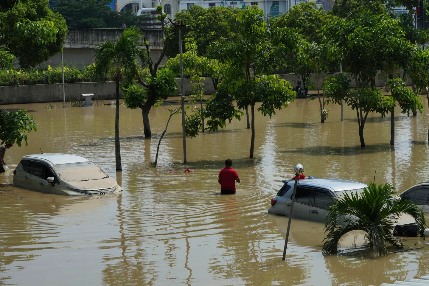 Jakarta terendam banjir setelah hujan deras, ketinggian air capai 1,2 meter