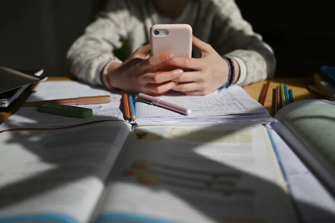 U Federaciji BiH neće zabraniti mobitele u školama, odluka ostaje na županijama i školskim aktima