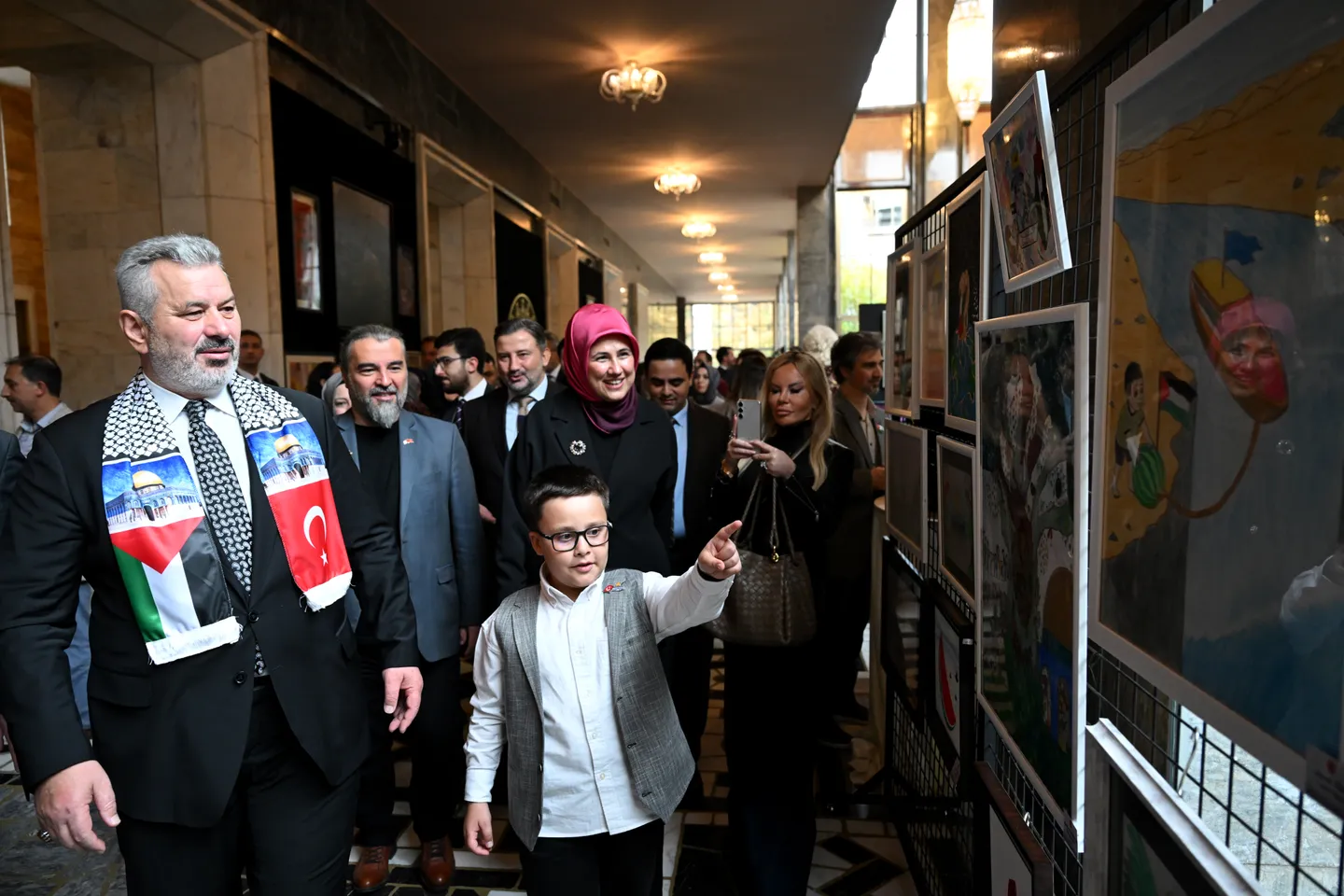 البرلمان التركي يحتضن معرضاً فنياً يوثّق المعاناة في غزة
