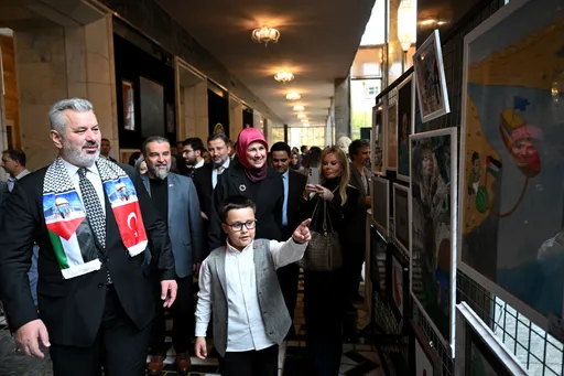 البرلمان التركي يحتضن معرضاً فنياً يوثّق المعاناة في غزة