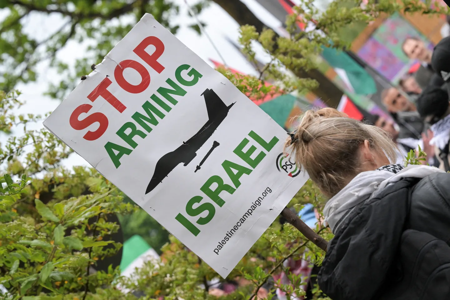 Hamburger Hafen: Aktivisten blockieren Waffenexporte nach Israel