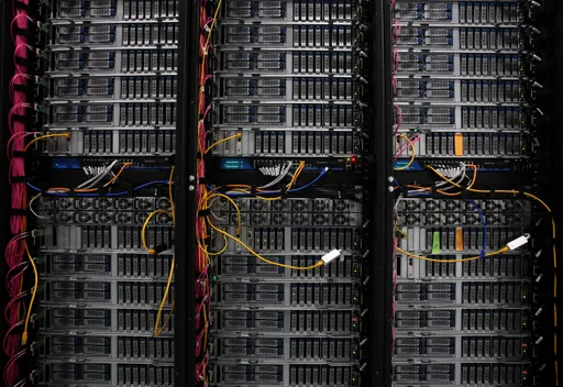 التحدي الأصعب.. مَن يزوّد خوادم الذكاء الصناعي بالكهرباء في الولايات المتحدة؟