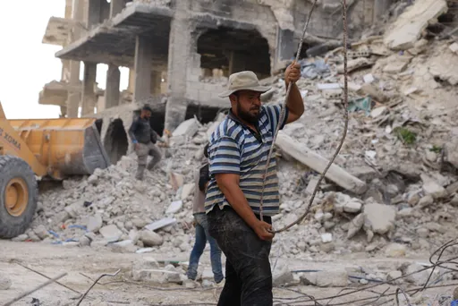 Sirianët përpiqen të rindërtojnë shtëpitë me rrënojat e ndërtesave të shkatërruara gjatë luftës