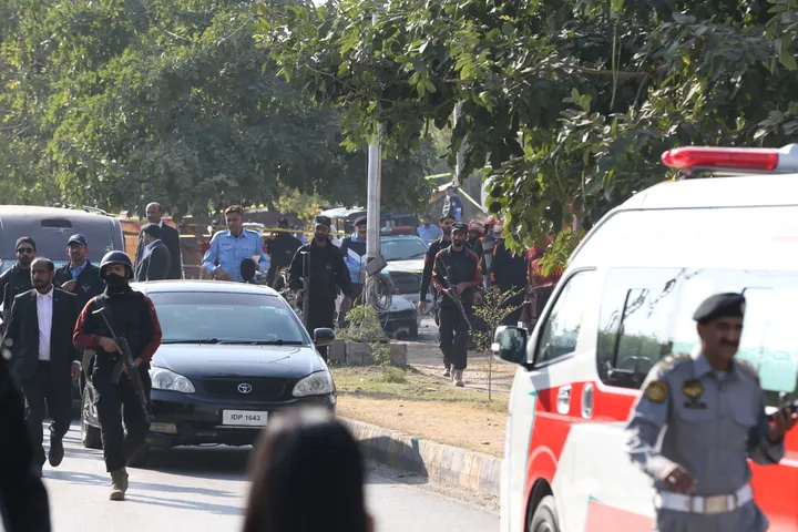 Sulmi i fuqishëm vetëvrasës jashtë gjykatës në kryeqytetin e Pakistanit lë 12 të vdekur