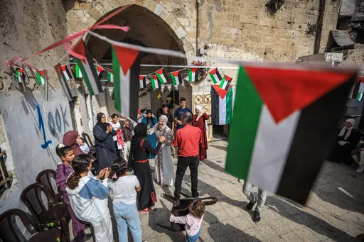 Nxënësit në Gaza festojnë rezultatet e provimit të maturës mes rrënojave