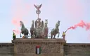 Aktivisti se popeli na Brandenburšku kapiju protestujući protiv njemačkog saučesništva u genocidu