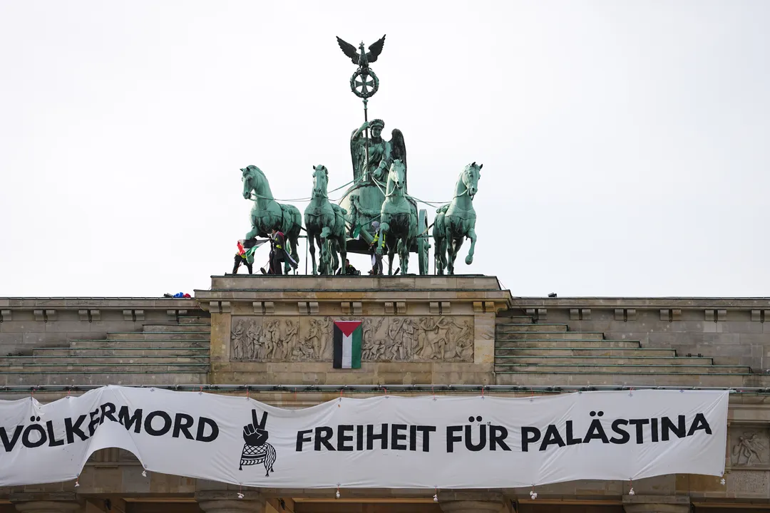 Pro-palästinensische Aktivisten besteigen Brandenburger Tor