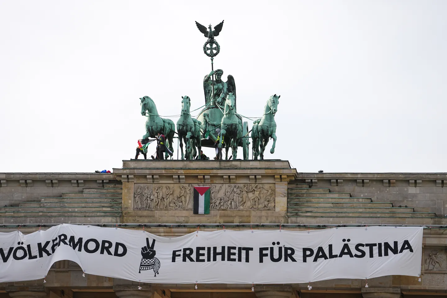 Pro-palästinensische Aktivisten besteigen Brandenburger Tor
