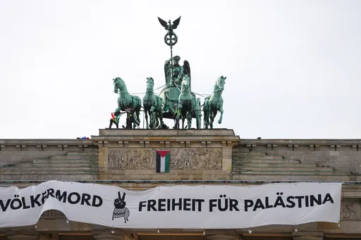 Pro-palästinensische Aktivisten besteigen Brandenburger Tor